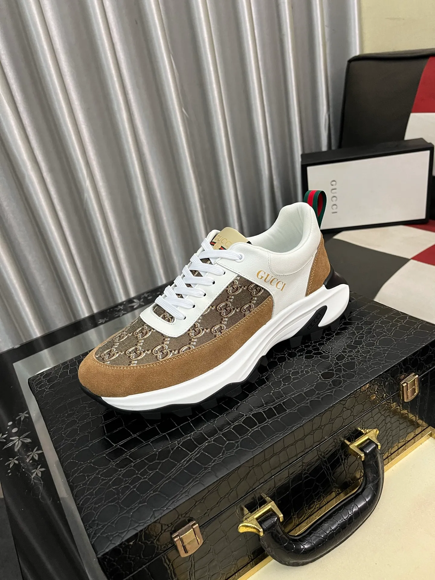 Men's Men's Shoes💰458⌚️⌚️[GUCCI] Gucci men's casual shoes are absolutely popular🔥The ultimate matching item for trendy men! The charm of super texture is irresistible, the main recommendation, the flower leather color is bright! The upper is made of high-quality brand printed fabric with cowhide, breathable leather lining and wear-resistant rubber sole, noble and elegant! Extremely comfortable🎁🎁You can be as handsome as you want💪 38-444⃣️colors available